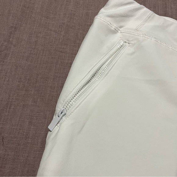 Chico's 3.5 Women’s white size XL/18  Shorts Like New Athletic elastic waistband - Picture 3 of 7